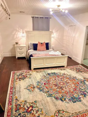 Charming 125year old Victorian  3-bedroom house in fabulous Broken Arrow 애로우 빌리지 쇼핑센터 주변 호텔