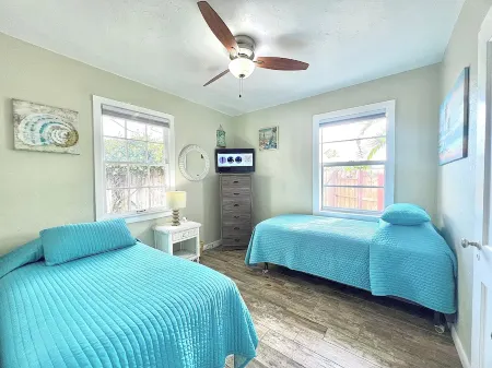 Coastal Cottage 225 - Walk to Beach, King Bed Отели рядом с достопримечательностью «Aquatic Center»