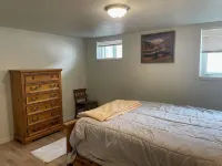 Cozy 3-bedroom garden level, dog friendly, in the heart of Greeley 하이 플레인스 리브러리 디스트릿 - 센티니얼 파크 도서관 주변 호텔