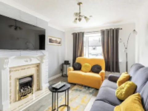 3 Bed House - Sleeps 5 - Parking - Garden - Wifi Hotels in Blackburn