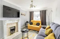 3 Bed House - Sleeps 5 - Parking - Garden - Wifi Hotels in Blackburn