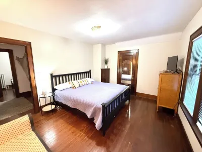 The Riverside Brickhouse- 6 Bedrooms, 2 Bathroom, Riverviews, Grill, AC/Wifi