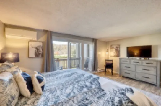 NEW Luxury at Sugar Ski - Extremely close to Slopes, Tubing, and Ice Skating