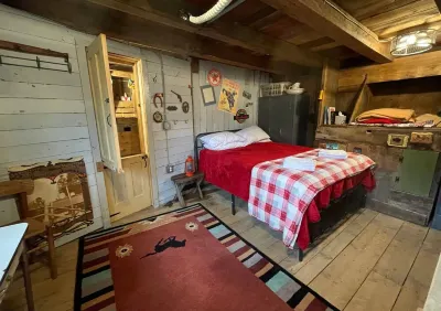 The Bunkhouse at CrowNestFarm! Dog Welcome! Communal Bathroom and Kitchenette. Taughannock Falls State Park附近的飯店
