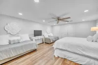 Quiet Cove Close to Open Water with new Hot Tub