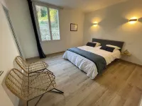 La Calade: Villa in the shade of oak trees Hotels near Campus international de Baillarguet