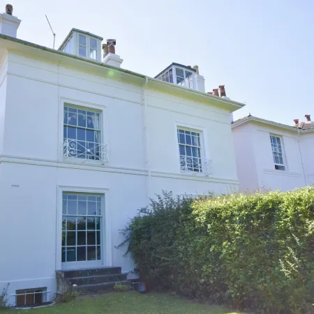 Arden Villa, Sleeps 8, Moments from the Golden Sandy Beach of Ryde