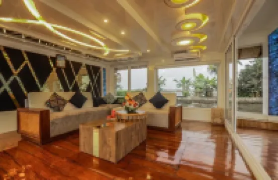 Premium Houseboat