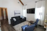 New Luxury 1BR Cottage in Downtown Auburn!