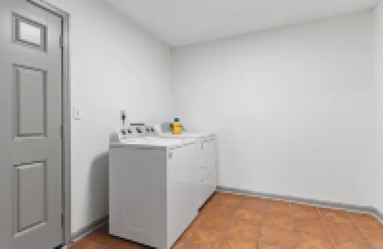 Midtown Fenced Yard & Patio- White Acres Retreat