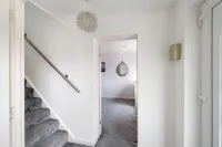 Elegant 5 Bed Home with Garden & Parking - Slough