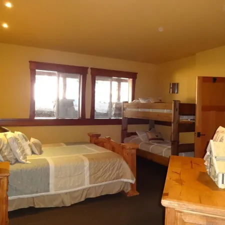 Tahoe Ski Lodge  WiFi, hot-tub sleeps 12