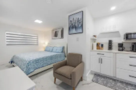 Deluxe studio in fabulous Miami Gardens with a nice King Bed, AC, Wi-Fi 마이애미가든 호텔