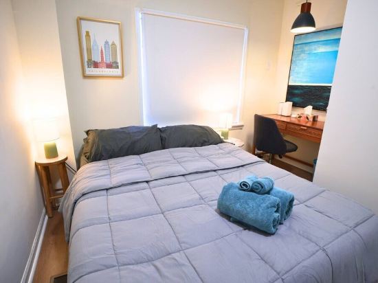 Cozy renovated South Philly APT with backyard near Stadiums and Center City