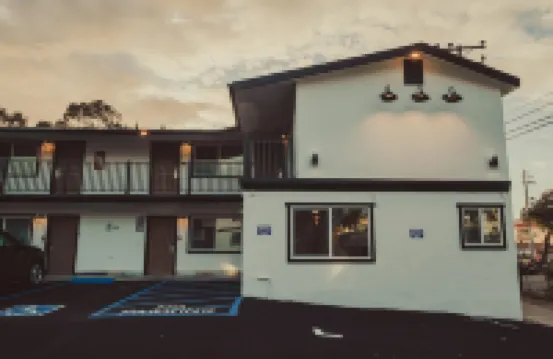 블러프탑 인 & 스위트 - 워프/레스토랑 지구  호텔