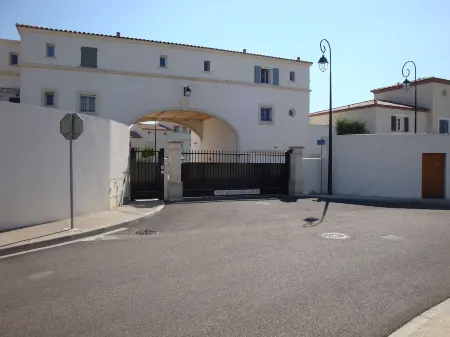 Very close to the medieval city of Aigues-Mortes, marina, with swimming pool Отели рядом с достопримечательностью «Salin d'Aigues-Mortes»