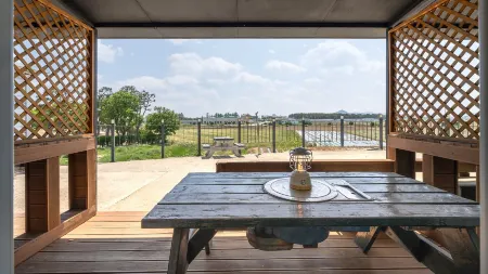 Yeongdeok January and February Pension Отели рядом с достопримечательностью «Koraebul-haesuyokchang»