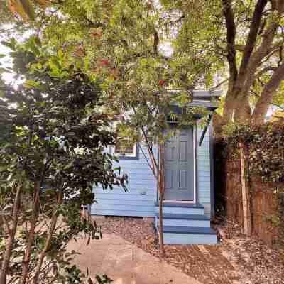 Charming Studio Cabin under Oak tree 2 mins walk to Magazine quiet neighborhood, Hotel Exterior