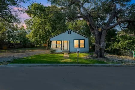Walk To A-Train, Mins To TWU & UNT  2BR In Denton