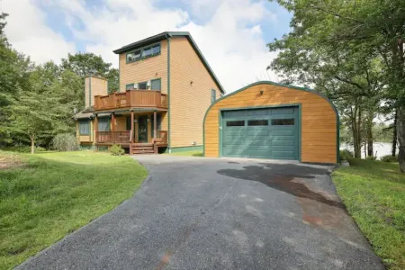 Large Lakefront-Dock! 2 Ensuites with Jetted Tubs!