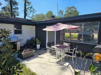 Charming 3-bedroom,2 bath house, Wifi, outdoor space, grills, washer and dryer