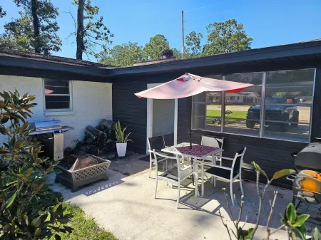 Charming 3-bedroom,2 bath house, Wifi, outdoor space, grills, washer and dryer