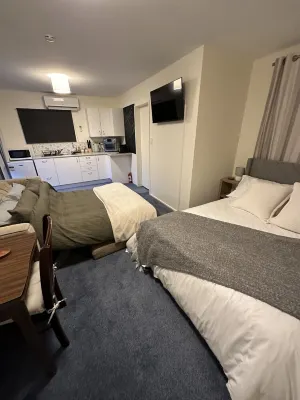 Country cottage close to airport (pet friendly)