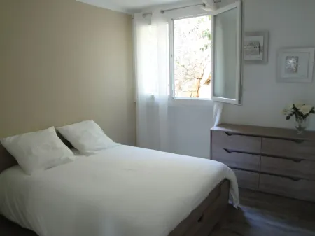 Apartment in the center of Cassis with parking, 2 bedrooms, air conditioning, wifi Отели в г. Кассис