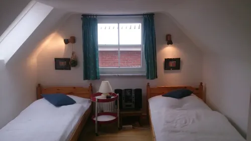 Large holiday home for up to eight guests with four bedrooms Hotels in Baltrum