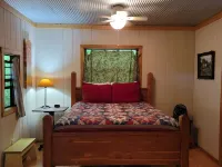 Homestead Cabin in the Ozarks, w/ a view! 約翰遜縣酒店