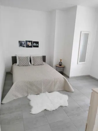 Welcome to the Olivade private pool with large garden Отели в г. Ньон