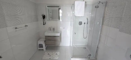 Apartment with sea view, sauna and swimming pool. 5 min from the beach.