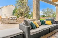 Mid-Century Escape ~ 7BR ~ Sleeps 22 + Hot Tub & Games