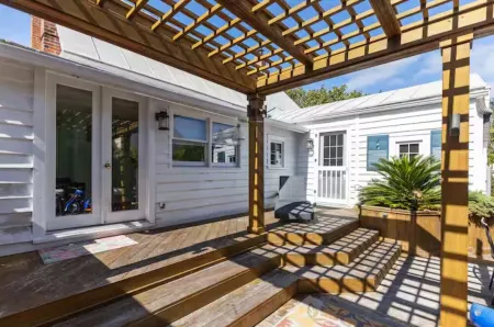 Newly Renovated Carriage House. 1 Bed 1 Marble Bath with Tub. Walking Distance.