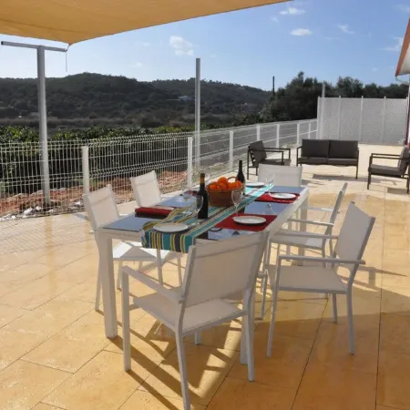 Villa 5 ch, 6 s. b., air conditioning, heated swimming pool, garden, fitness, bird watching.