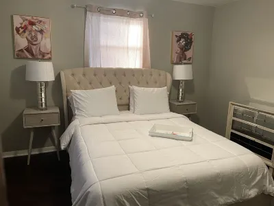 Charming Two-Bedroom Retreat: Your Ideal Urban Oasis Awaits!