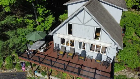 Adirondack cabin w/ large deck & outdoor grill