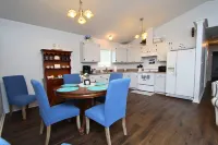 Annie's Cottage- A Peaceful Summer Getaway in Bay St. Louis!  Adjustable Queens