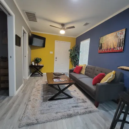 Vibrant Art Retreat. Stylish 1 Bedroom Private Cottage Centrally located.