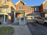 Beautiful three bedroom house in Pickering Hotels in Пікерінг