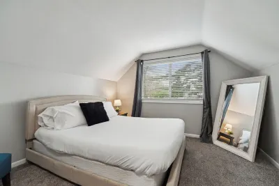 Updated Lansing Home | 4BR w Basement Theater Room Five Below附近的飯店