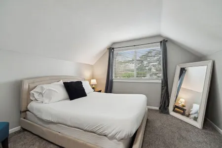 Updated Lansing Home | 4BR w Basement Theater Room Отели рядом с достопримечательностью «Citi Trends»