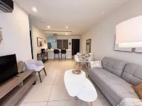 Prime Location 2 BDR Apt, Pool, GYM, ground floor, Walkable to Everything