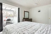 Quite and Convenient 1 Bed 1 Living Fiber Gig WiFi/AC/Parking/Near YVR