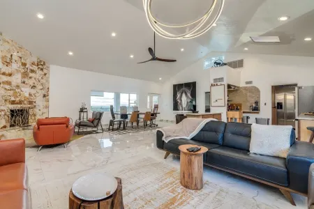 chateau Catalina Foothills city & mountain views surrounded with 3 Acres gated Отели рядом с достопримечательностью «Tucson Clay Co-Op»