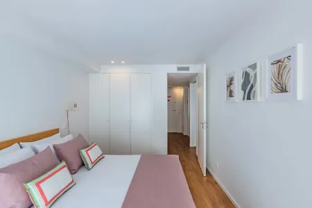 Porto Cozy & Design Apartment @ Santos Pousada w/ Parking Space