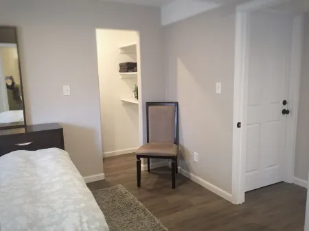 Private Executive Suite #2 - Large One Bedroom Отели в г. Торнтон