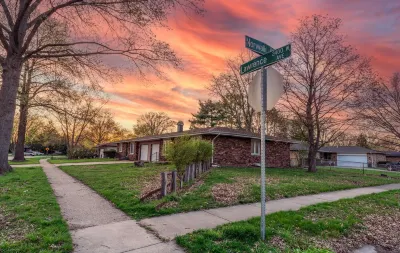 Spacious & Cozy ~ Mins to Downtown Hotels near Sherwood Plaza