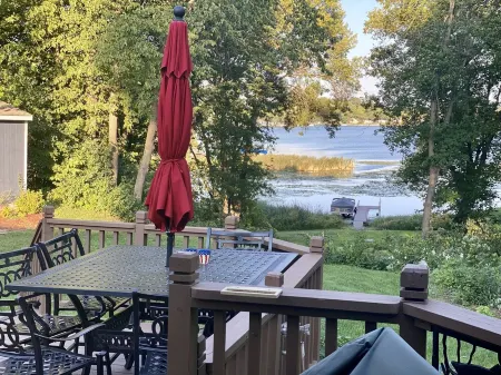 Lake front-Fishing-Snowmobile Trails Nearby!