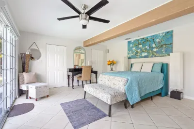 Pompano Beach Luxury Waterfront 4-bedroom house 2 minutes from the beach Hotels near Walmart Supercenter